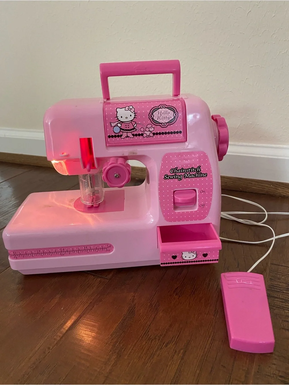 Vintage Sanrio 2011 Hello Kitty Chainstitch Sewing Machine With Foot Pedal